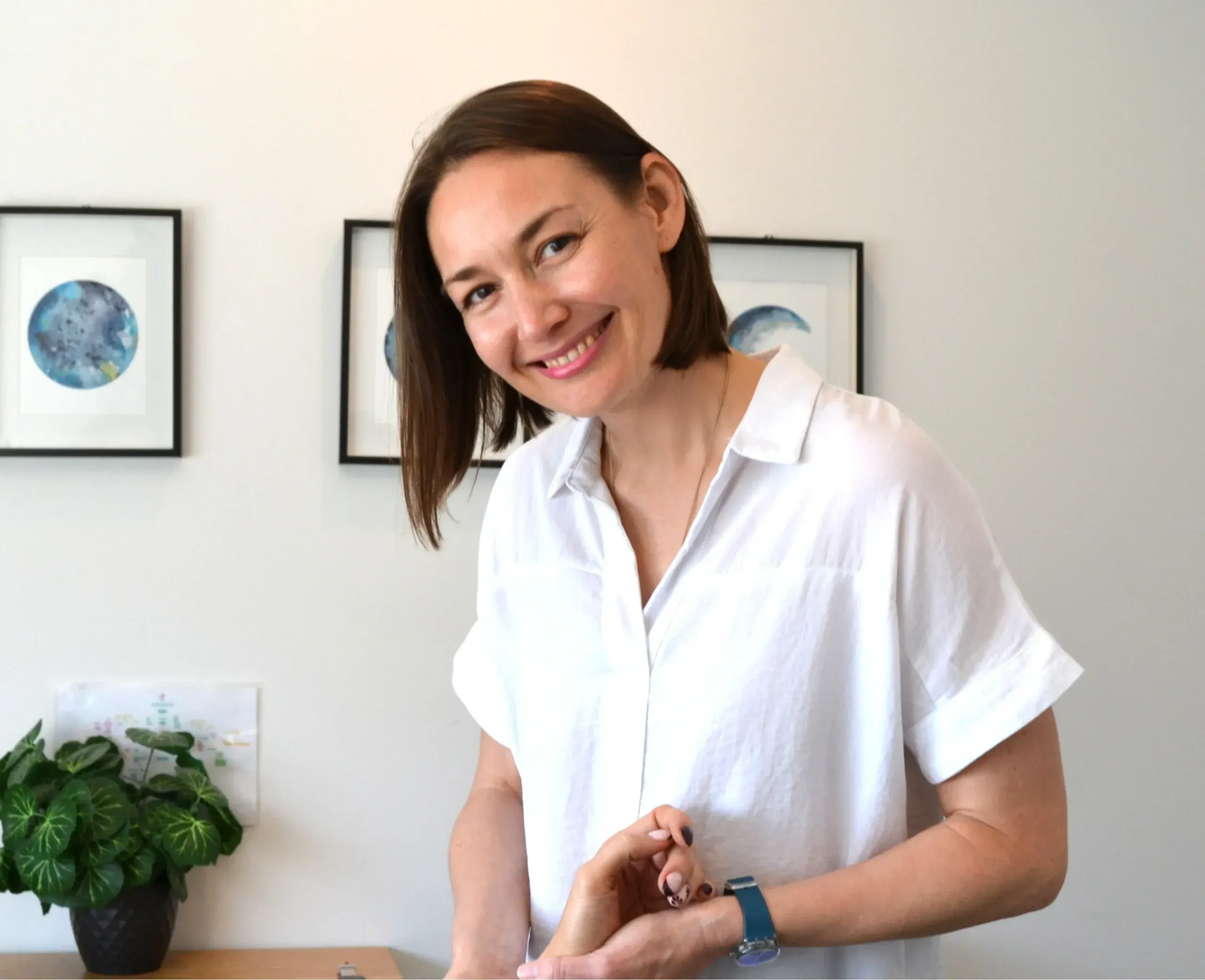 A person relaxing during acupuncture at Qi Medicine
