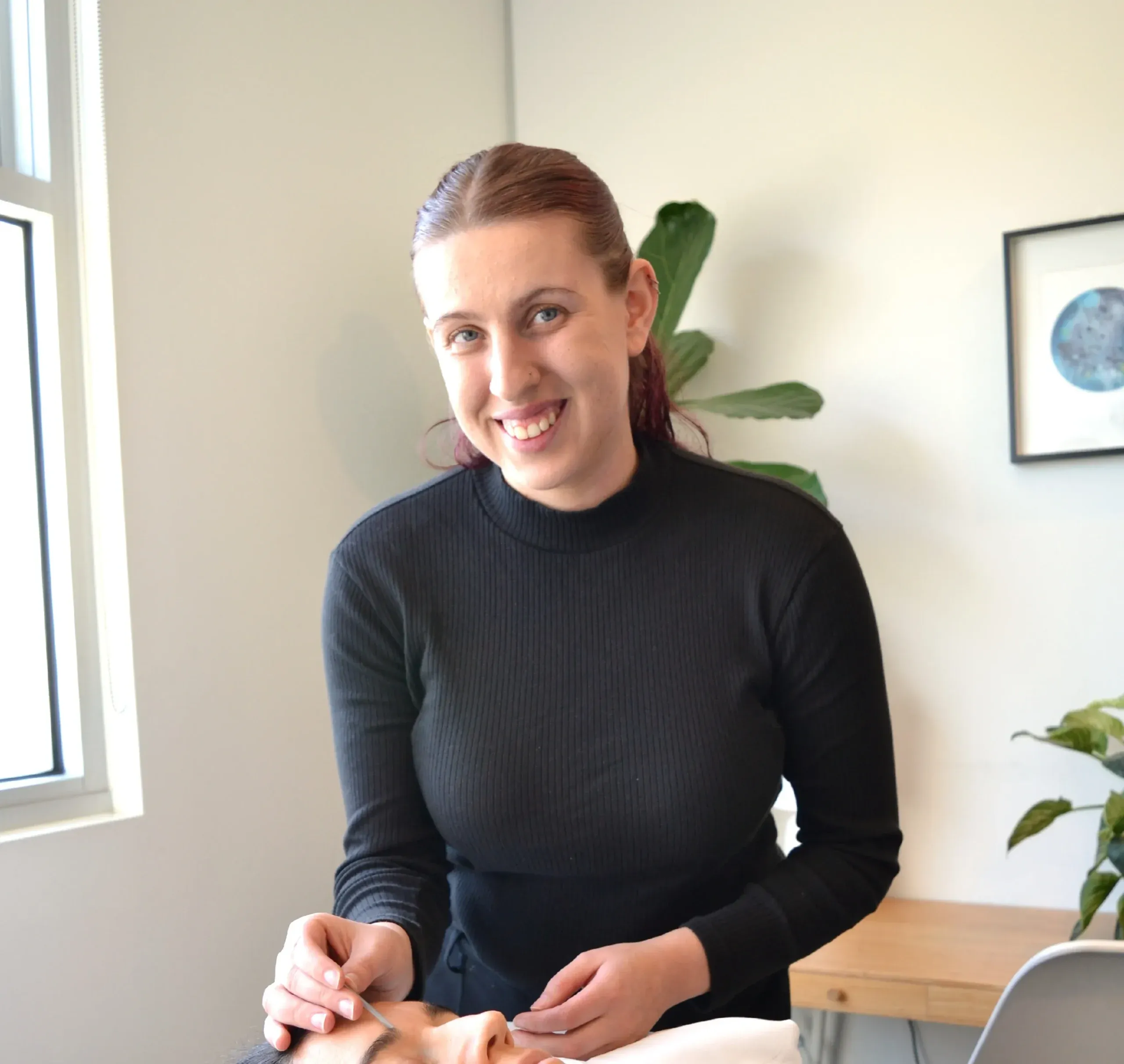 A Qi Medicine acupuncturist treating a client